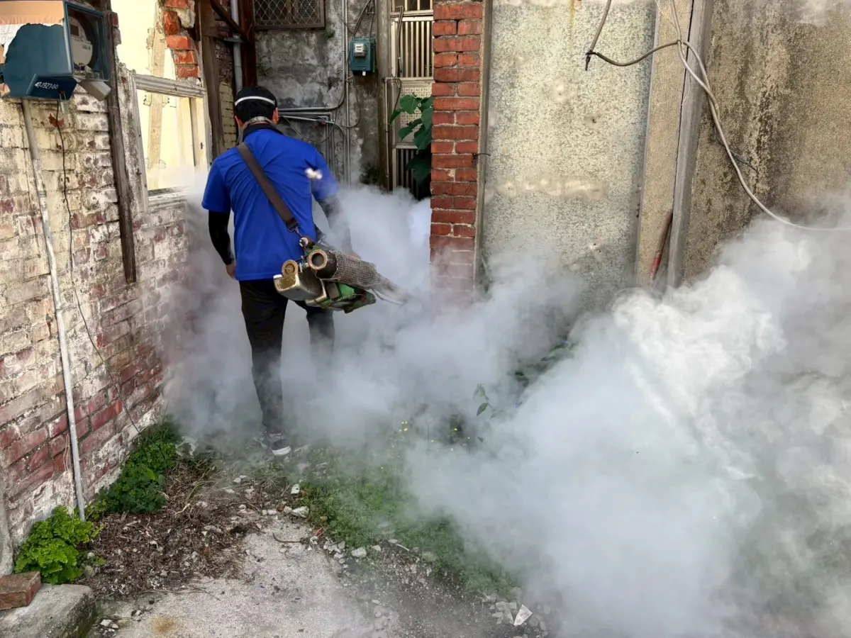 ▲彰化縣政府到登革熱案家周遭進行水煙消毒。（圖／彰化縣政府提供，2026.08.28）