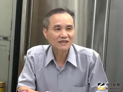 ▲高雄關高雄機場分關主任曾信義說明，高雄機場分關人員查獲中國大陸農產品、食品及未稅菸酒之情形。(圖／記者黃守作攝)