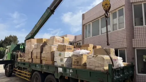 ▲高雄關高雄機場分關查獲非法藏匿貯存之中國大陸農產品、食品及未稅菸酒。(圖／高雄關高雄機場分關提供)