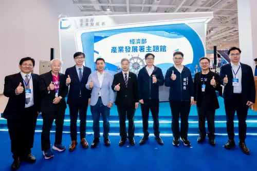 ▲經濟部龔明鑫部長（左五）、產業發展署邱求慧署長（左三）及高雄市長陳其邁等多位來賓參訪。(圖／經濟部產業發展署提供)