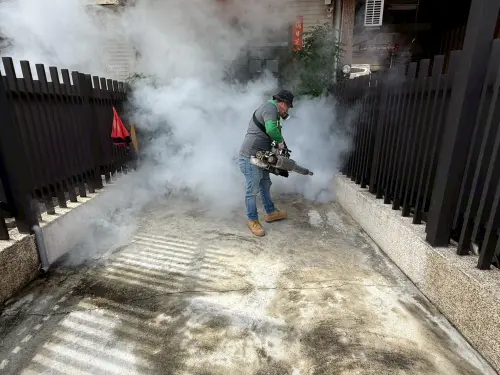▲彰化縣政府到登革熱案家周遭進行噴藥消毒。（圖／彰化縣政府提供，2026.08.28）