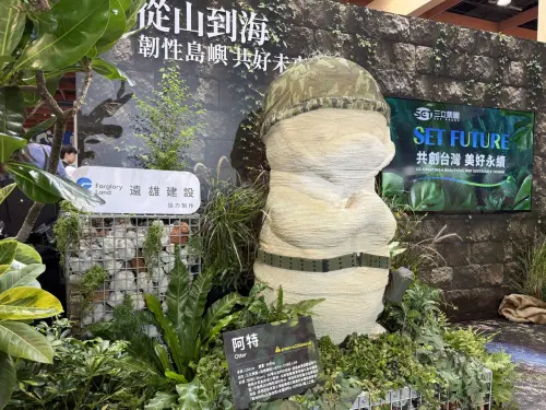 ▲遠雄建設攜手三立與成功大學C-CUBE LAB團隊，將營建工程產生的回收材料透過3D列印技術重新轉化為可愛的水獺模型。（圖／翻攝畫面）