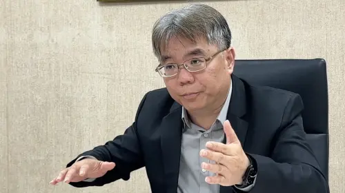 ▲經濟部能源署副署長陳崇憲指出，廢風機葉片目前透過水泥窯共處理、熱裂解或再製為裝置藝術。（圖／記者張鴻儀攝）