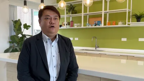 ▲環境部循環署循環處理組組長陳俊融說明，廢風機葉片目前有3家合法處理業者，年許可量能1.6萬噸。預估2042年排出量低於700噸，2049年才接近1萬噸，量能無虞。（圖／記者張鴻儀攝）