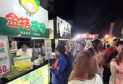 ▲南崁夜市位於蘆竹區仁愛路一段、南崁高中前，每週二、五、六營業，是桃園極具代表性的老牌流動夜市之一。（圖／南崁夜市臉書）