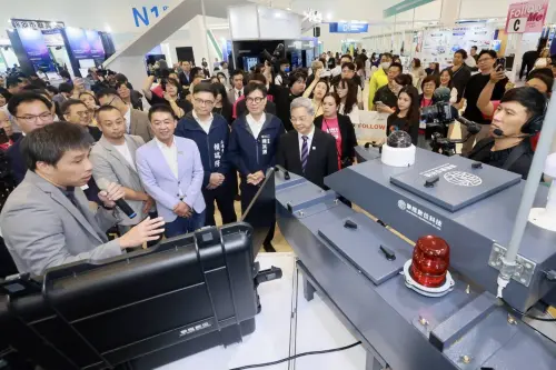 ▲經濟部部長龔明鑫與高雄市長陳其邁等人，在各新創展區攤位，聽取多元技術運用提供企業經營之新解方。(圖／高雄市政府提供)