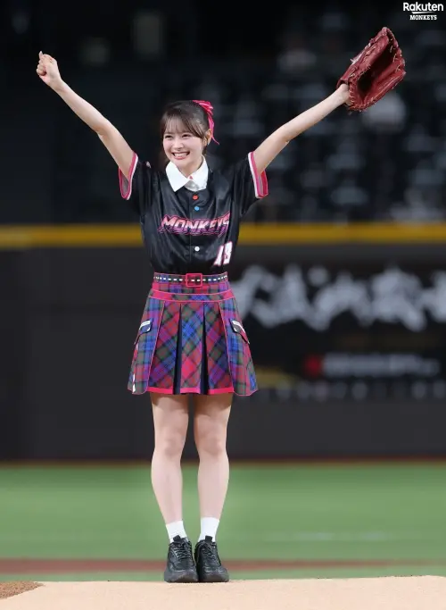 ▲AKB48「顏面國寶」伊藤百花站上臺北大巨蛋投手丘，開出一顆精準的好球，驚艷全場。（圖／樂天桃猿提供,2026.8.28）