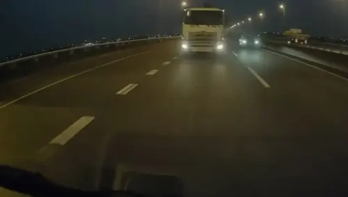 ▲一名開著Ford Territory的車主今年6月在國道8號出嚴重車禍，被一輛大型的曳引車高速追撞，沒想到卻成為福特官方宣傳廣告題材。（圖/YT@福特）