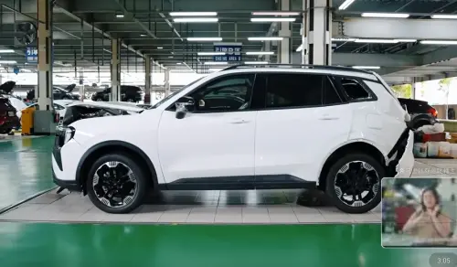▲Ford Territory被載著怪手的卡車追撞，中間車室還是有完整被保存下來，該名車主也心有戚戚焉表示：「結構安全上真的比看廣告更加有深刻體驗到。」（圖/YT@福特）