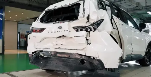 ▲Ford Territory被載著怪手的卡車追撞，雖然前後都爛掉，但中間車室卻沒有潰縮，引起許多車主討論。（圖/YT@福特）