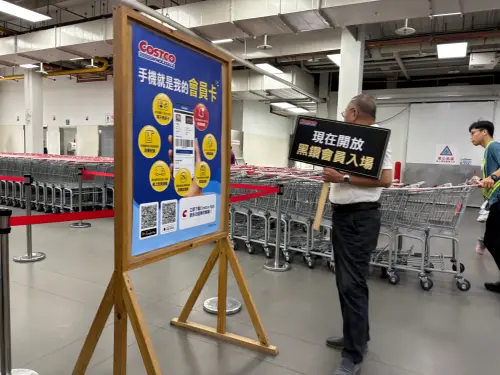 ▲台灣好市多提供黑鑽卡會員上午 9 點提早 1 小時入場服務，成為許多民眾搶購熱門熟食與爆紅商品的早鳥秘訣。（圖／記者徐銘穗攝）