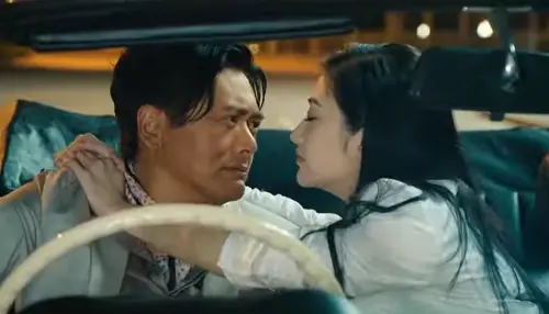 拍戲喝下逼供水！景甜脫衣對周潤發投懷送抱：你想不想親我一下