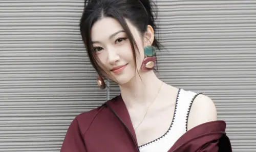 ▲孫宇晨自爆暗戀景甜19年，她的童年照也隨之被翻出，竟然跟現在幾乎一模一樣。（圖／翻攝自微博）