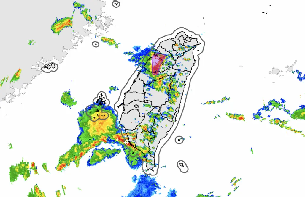 ▲午後對流發展旺盛，氣象署發布大雷雨即時訊息，提醒警戒區留意短延時強降雨、強陣風及低能見度，溪河水也可能快速暴漲。（圖／中央氣象署cwa.gov.tw）