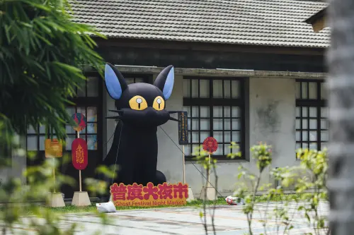 ▲《魔法阿媽》中的經典角色「酷羅」化身大型氣球現身展區，以吸睛可愛的氣球現身展場。（圖／翻攝自國家漫畫博物館籌備處）