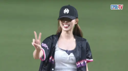 TWICE娜璉大巨蛋開球！中文喊「姓林的是有的」　全場歡聲雷動　