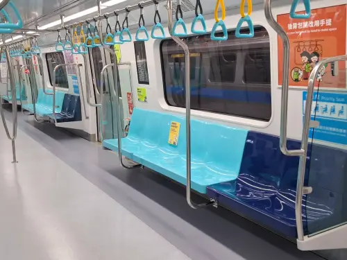 ▲北捷全新列車「一字型座椅」搭配特殊雙色地板設計劃分上下車動線，還在座位前增設垂直扶手，貼心照顧長者和孩童站立安全。（圖/北捷提供）