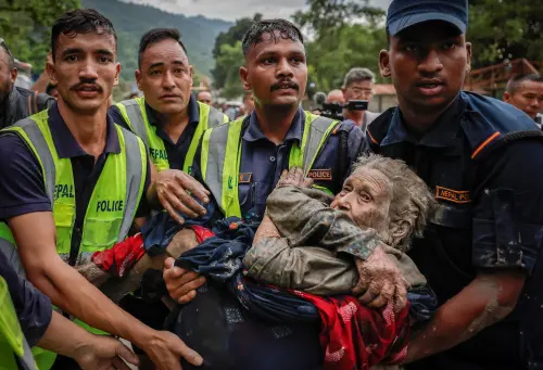 奇蹟！97歲阿嬤遭尼泊爾洪災活埋瓦礫　困4小時「坐挖土機」獲救