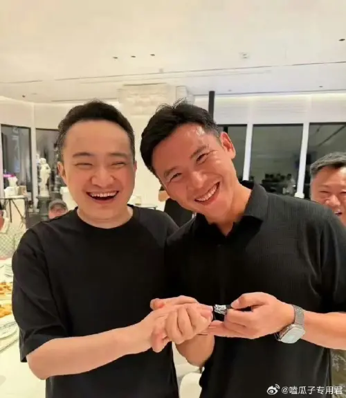 ▲網友認為孫宇晨（右）在聚會中一張手上拿著指甲刀，幫友人剪指甲的照片，疑似在炒作話題。（圖／翻攝自微博）