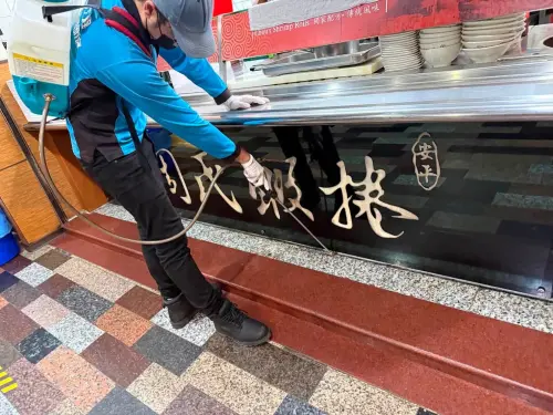 台南周氏蝦捲「遭潑數百隻活蟑螂」！現場客崩潰　店家今緊急停業
