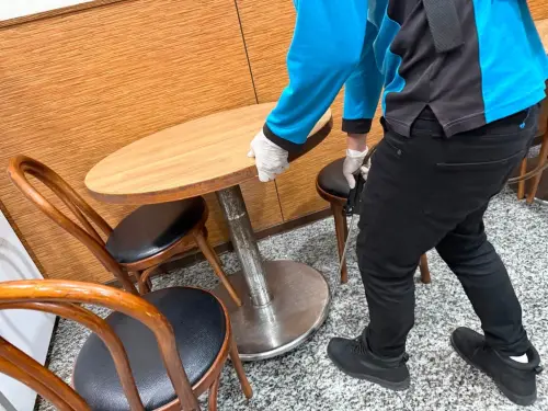 ▲周氏蝦捲安平老店遭潑蟑，店家連夜委請專業環衛業者進行全面噴藥、消毒與清潔。（圖／周氏蝦捲）