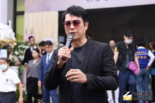 ▲王燦送陳盈潔最後一程。（圖／記者朱永強攝影）