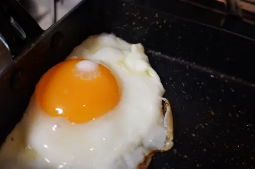 ▲鐵鍋應先預熱約1分鐘，蒸發殘留水氣後再加油，才能讓蛋液更不容易沾黏。（圖／photoAC）