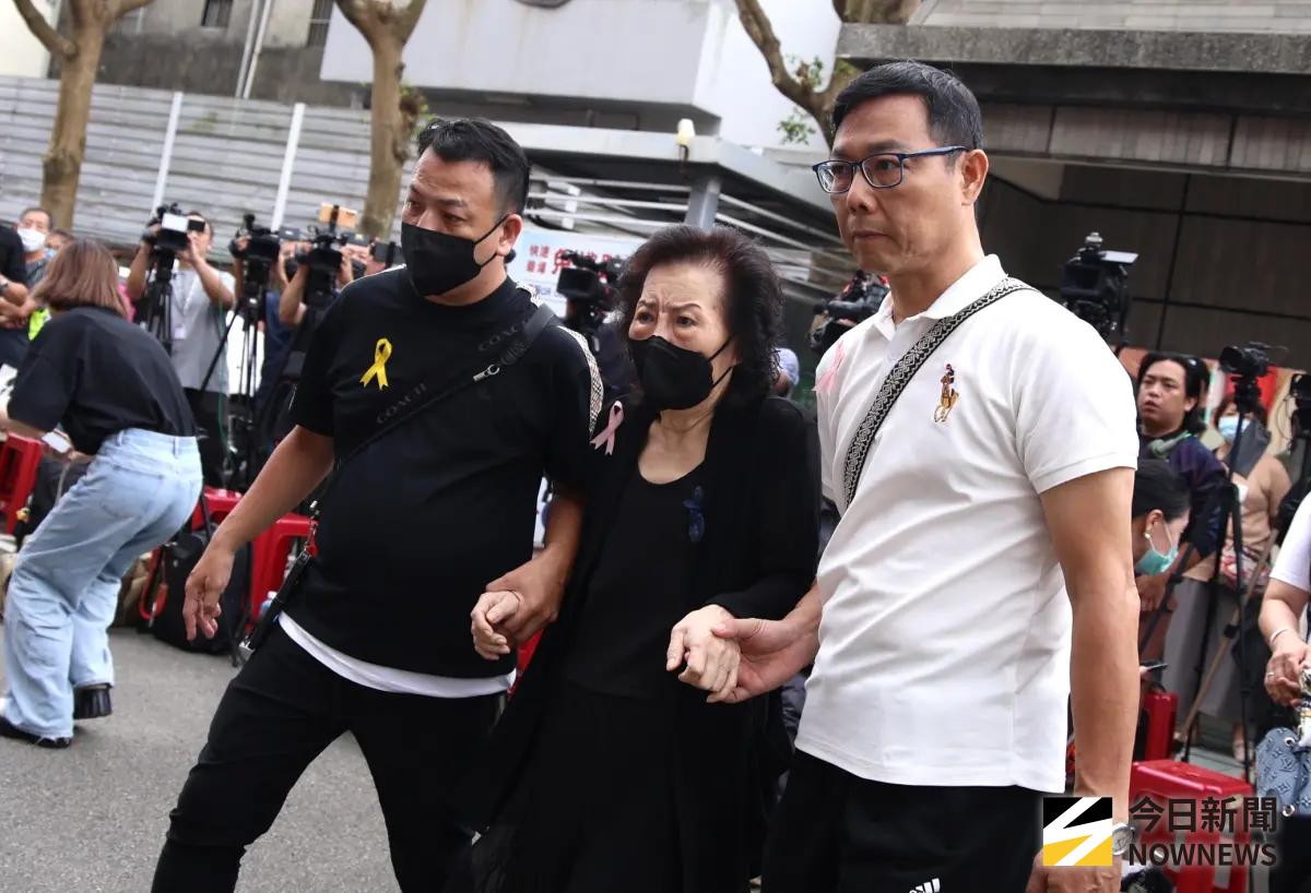 ▲陳盈潔家祭文曝光，家屬慟喊：「不要再那麼辛苦了。」而大姊陳乃嘉（中），先前傳出身體狀況不佳，今看起來身形相當消瘦，且需要旁人攙扶。（圖／記者朱永強攝影）