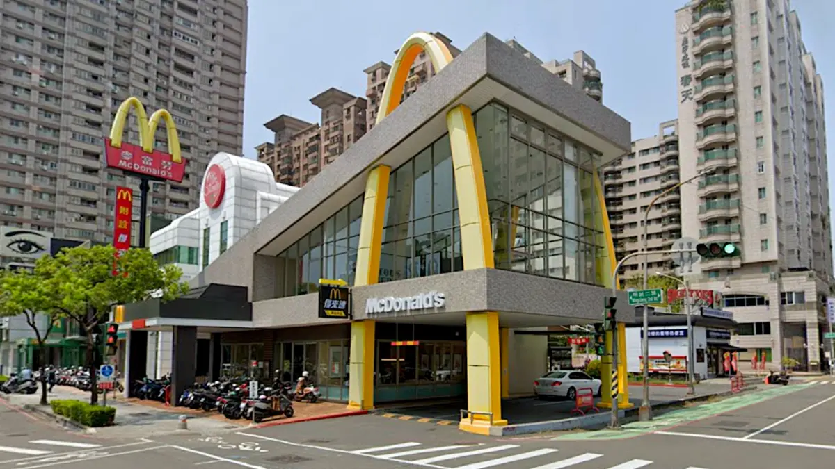 ▲麥當勞標誌性巨大Logo的「黃金M形拱門」，是速食界最知名的招牌。台灣高雄明誠餐廳還保留歷史級麥當勞金拱門地標，成為知名打卡景點，地址就在三民區明誠二路上。（圖／翻攝自Google Maps）