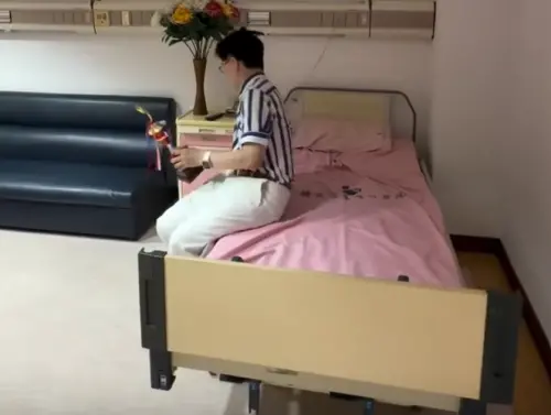 ▲「取精室」內有床及沙發，並提供電視觀看。（圖／Threads@tel7260678）