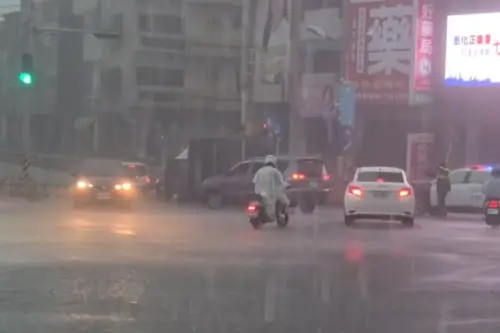 彰化暴雨釀淹水災情！市區2地下道積水封閉　員林水淹半個輪胎高