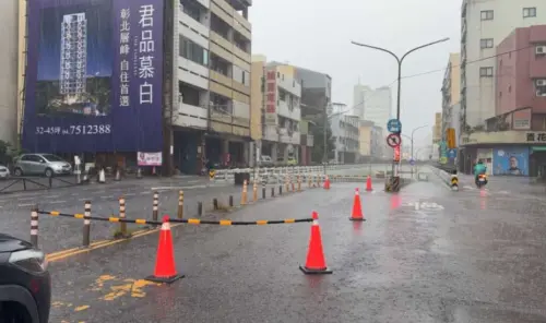 ▲曉陽地下道積水嚴重，彰化警分局派員前往交通管制，封閉兩處地下道雙向車道，提醒民眾提前改道。（圖／彰化分局）
