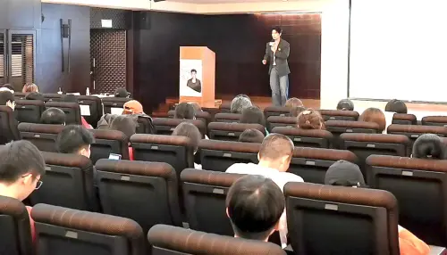 ▲高雄市政府勞工局舉辦職人分享講座活動，邀請快電商C2C buy品牌創辦人兼執行長森田，以從百萬流量到億級事業的新世代創業家的破框思維為題作專題演講。(圖／高雄市政府勞工局提供)