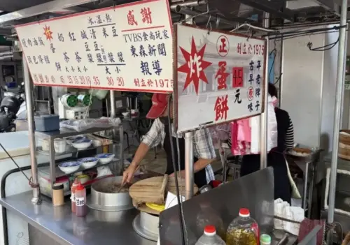 台北51年大龍街炸蛋餅8/31停業！店家曝：里長狂檢舉　饕客超不捨