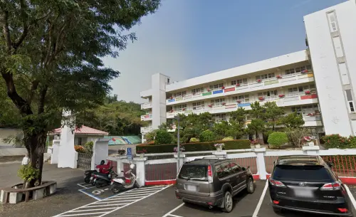 ▲高雄市鼓山區壽山國中校舍後方邊坡出現土石鬆動的情形，因此高雄市鼓山區壽山國中、國小、幼兒園明（31）日停課一天。（示意圖／GoogleMaps）