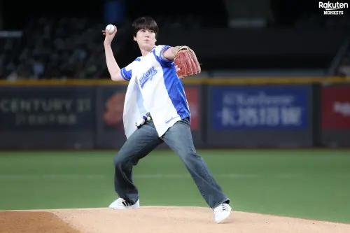 ▲Super Junior圭賢今日擔任樂天桃猿「SINGDOME音樂電台」主題日壓軸演唱嘉賓，賽前站上投手丘，替桃猿開球。（圖／樂天桃猿提供,2026.8.30）