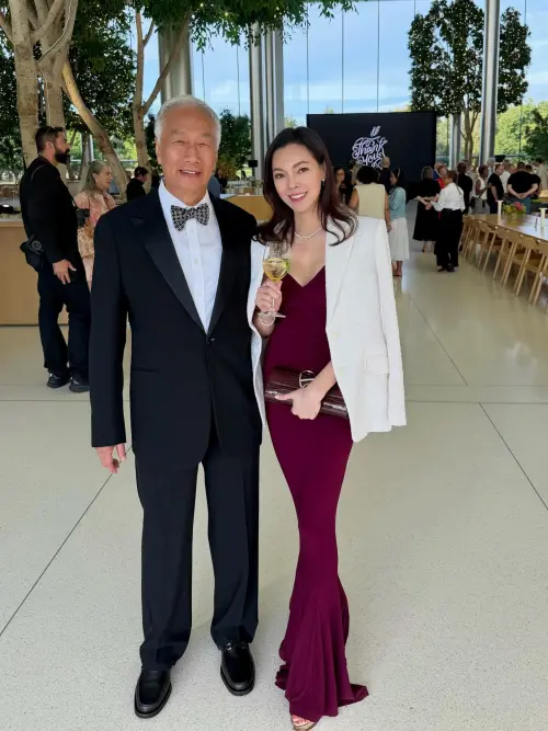 ▲郭台銘（左）、曾馨瑩親密合影，打破兩人婚姻告急的傳聞。（圖／曾馨瑩IG＠hsin_ying_tseng）