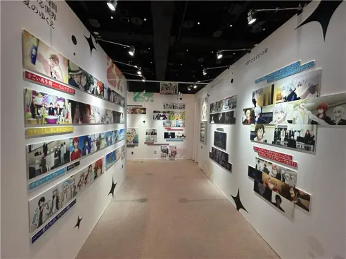▲《IDOLiSH7-偶像星願-》快閃店將帶來日本「MEMORIAL EXHIBITION」精選內容，包含動畫劇照展示。（圖／曼迪提供）