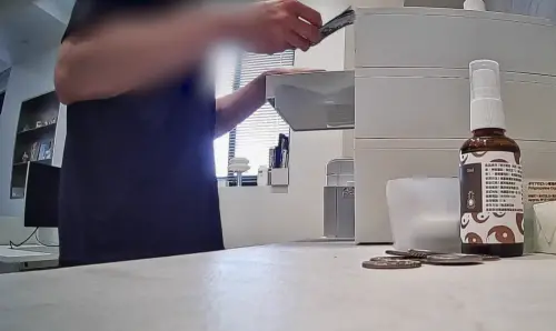 ▲小偷大膽打開抽屜拿走鈔票，完全不怕愛莉莎莎會發現。（圖／愛莉莎莎 Alisasa YouTube）
