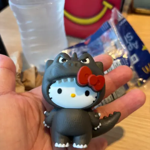 ▲美國轟動麥當勞x三麗鷗x哥吉拉「Godzilla x Hello Kitty and Friends」公仔。（圖／讀者提供）