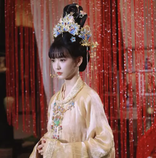 ▲韓忠羽近日曬出一系列古裝美照，為新短劇《假鳳入局掌六宮》宣傳。（圖／翻攝自韓忠羽IG@hanchungyu）