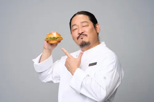 ▲《黑白大廚》金度潤代言麥當勞「勁脆雞腿堡」新品。（圖／麥當勞mcdonalds.com）