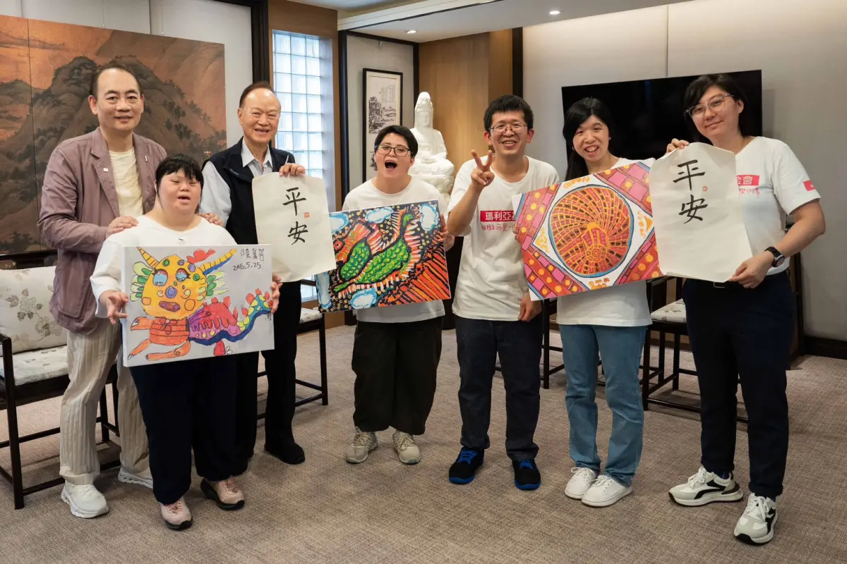 ▲艋舺龍山寺董事長黃書瑋（後左二）致贈親筆題寫的「平安」給瑪利亞青年，同時這份題字後續也融入聯名祈福卡設計。 （圖/瑪利亞基金會提供）