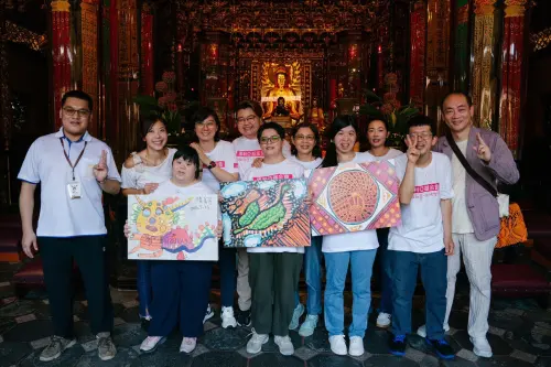 ▲快樂襪顧問、格林文化創辦人郝廣才（右1）親自陪同瑪利亞青年走讀艋舺龍山寺，從寺廟建築、雕刻與飛龍意象認識傳統祈福文化。（圖/瑪利亞基金會提供）