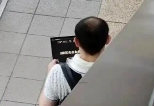 北捷男開筆電被懷疑是共諜！真相超衰：是投資課程　立委公審翻車