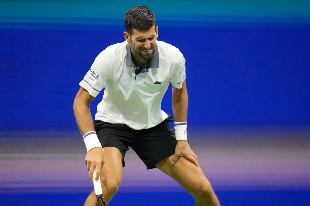 ▲喬科維奇（Novak Djokovic）在美網首輪以 6：7（5）、7：5、6：4、2：6、1：6 不敵阿根廷選手納沃內（Mariano Navone），創下2006年以來首度在大滿貫賽事第一輪抱憾出局的慘烈紀錄。（圖／美聯社／達志影像）