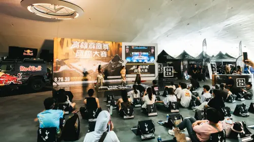 ▲衛武營榕樹廣場同步設置戶外轉播區，讓未進場的民眾也能觀看國際霹靂舞賽事，共享現場熱力。（圖／高市府運發局提供）