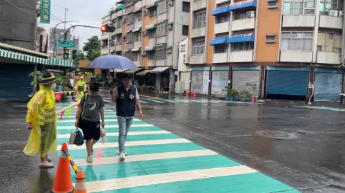 ▲針對上、放學時段，高市少年警察隊與交通警察大隊、分局及派出所共同執行校門口、各個重要路口守望、交通疏導勤務。(圖／高市警局少年隊提供)
