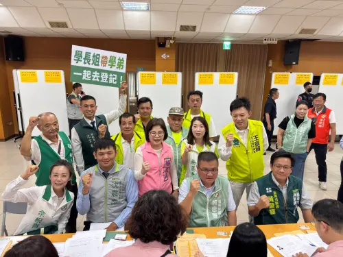 ▲立委郭國文、賴惠員以及將交棒的議員沈震東一起陪同競選連任的黄肇輝、王宣貿、蔡麗青、余柷青、在下在登記第一天搶頭香聯合登記。(圖／立委郭國文提供)