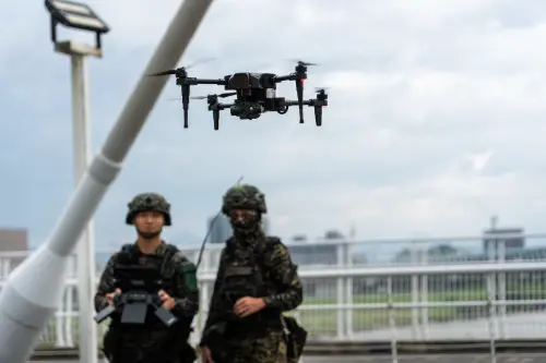 Two ROC Army personnel practice operating drones during the Han Kuang exercises. (MNA)